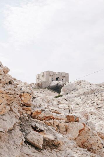 Le fort de Pomègues au milieu des cailloux