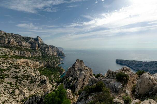 Une vue sur la mer depuis les calanques de Mars