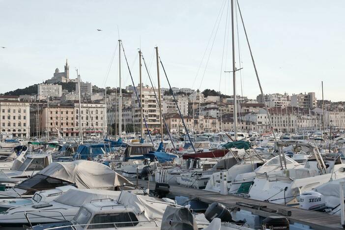 Le port de Marseille avec des bateaux amarrés